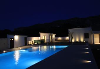 Villa Etesiae has rooms with a private hot tub