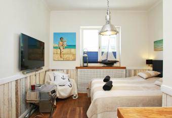 Grand Apartments - Anchor Apartament Sopot allows 18 year olds to book a room