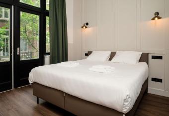 Mr.Lewis Rotterdam allows 18 year olds to book a room