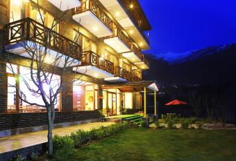 The Spruce Mansion has Smoking/Balcony rooms