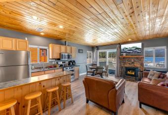 Lakefront Oasis has Balcony rooms