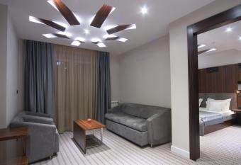 Viva Garni Hotel has rooms with a private hot tub