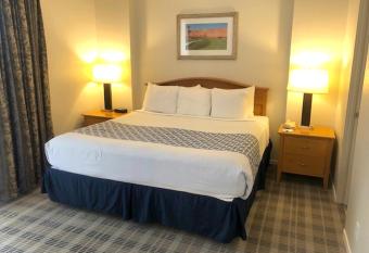 Vista Mirage Resort allows 18 year olds to book a room