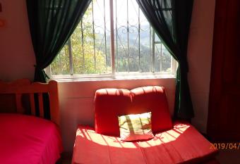 Hosteria Rose Cottage has rooms with a private hot tub