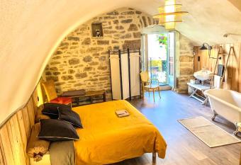 Les Volets Rouges has Balcony rooms