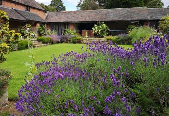 4-Star Lupin Cottage at Boningale Manor (for Vacation or Longer Let) has Balcony rooms