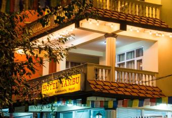 Hotel Yambu has rooms with a private hot tub