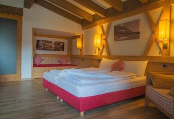 RTA Hotel Le Vallene has rooms with a private hot tub