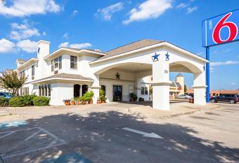 Motel 6 Dallas - Irving Dfw Airport South allows 18 year olds to book a room