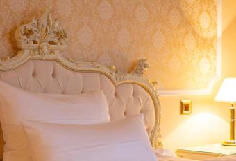 Robenstein Hotel & SPA - Villa allows 18 year olds to book a room