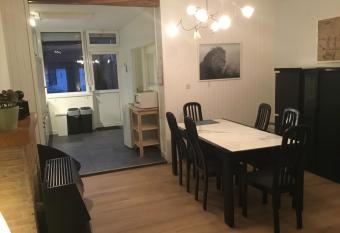 Hoofdplaat, Achterweg 10 allows 18 year olds to book a room