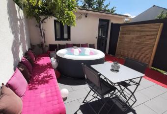 Logement ENTIER, NETFLIX Jacuzzi en option allows 18 year olds to book a room