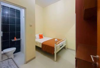 KoolKost Syariah near Masjid Al Akbar allows 18 year olds to book a room