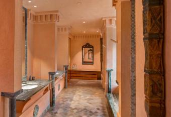 Amanjena Resort has rooms with a private hot tub