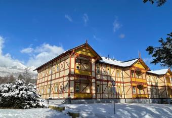 APARTM  NY KOLL  R so SAUNOU allows 18 year olds to book a room