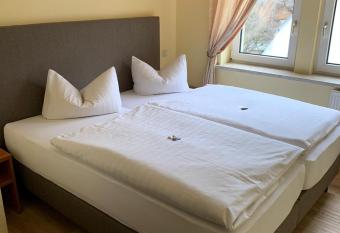 Hotel Th  ringer Hof allows 18 year olds to book a room