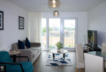 Modern 2 Bed En-suite, Juliet Balcony, Smart Tv, WiFi has Balcony rooms