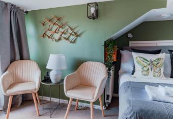 Glisson House by condokeeper allows 18 year olds to book a room