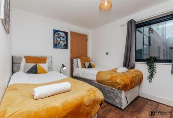 2 Bed, 4 Single Beds & Sofa Bed Contractor Friendly, Broad Street, Smart Tv, WiFi, Free Parking allows 18 year olds to book a room
