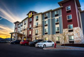 My Place Hotel-Medford, Or allows 18 year olds to book a room
