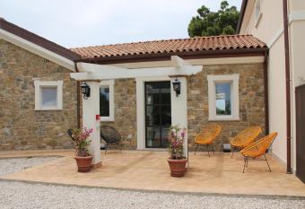 Tenuta Bellelli has Balcony rooms