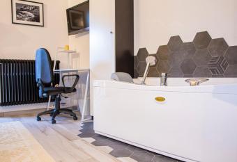 Suite Black and Wite has Balcony rooms