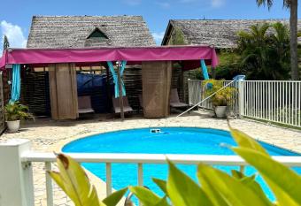 Le Nid de Lorhila - Jacuzzi, Piscine, Plage allows 18 year olds to book a room