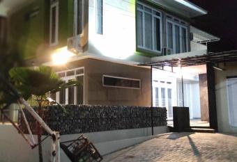 Shakilla House 1A Syariah has Balcony rooms