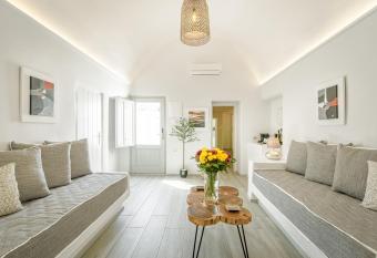 Amoramelia Villas has rooms with a private hot tub