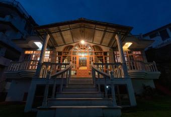 Cedar Cottage has Balcony rooms