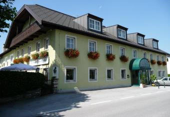 Hotel Kohlpeter allows 18 year olds to book a room