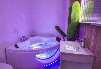 Appartement Plage et JACUZZI Baln  oth  rapie Athis Mons has Balcony rooms