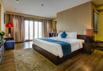 Oriental Suites Hotel & Spa has Smoking/Balcony rooms