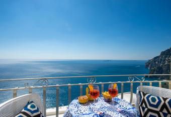 Le Ali sul Mare has rooms with a private hot tub