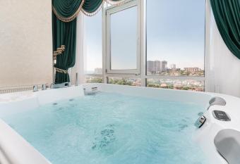 Arcadia Plaza Apartments has rooms with a private hot tub