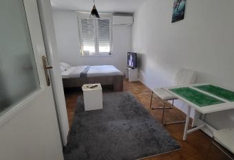 Studio Lamele Self Check In Available allows 18 year olds to book a room