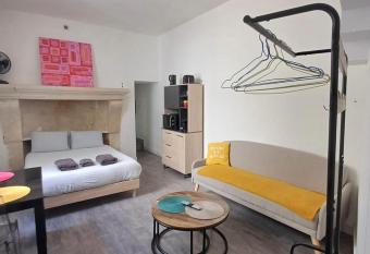 le one allows 18 year olds to book a room