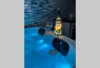 Joli T2, jacuzzi, jardin et parking priv  s, m  tro has rooms with a private hot tub