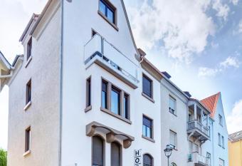 Hotel Cornelia allows 18 year olds to book a room