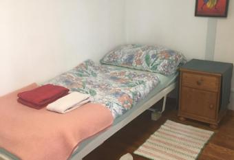 Chambres papillon allows 18 year olds to book a room