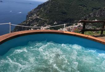 VILLA LA TAGLIATA spectacular jacuzzi tub amazing view and private parking garage has Balcony rooms