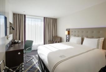 Premier Inn K  ln City Mediapark allows 18 year olds to book a room