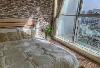 Green Sky Holiday Home With Shared kitchen And lounge allows 18 year olds to book a room