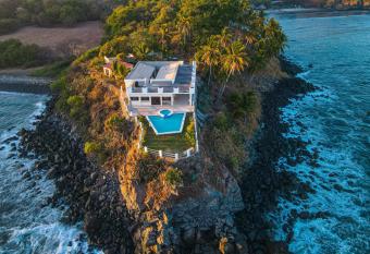 Paradise Surf Hotel has Balcony rooms
