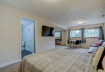Bright & Cozy Studio Apartment in Colorado Springs allows 18 year olds to book a room