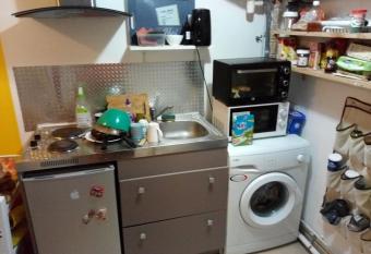 Studio charmant tout   quip   allows 18 year olds to book a room