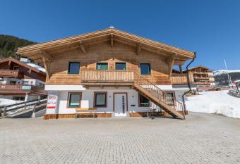 Chalet Central - Top Cc1 has Balcony rooms