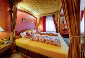 Waldschl  sschen has rooms with a private hot tub