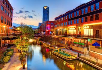 Grandison Inn has rooms with a private hot tub