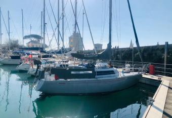 Nuit insolite sur un voilier au c  ur de La Rochelle has Balcony rooms